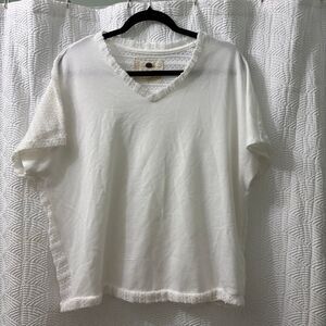 Cupio Wardrobe Staple White T-shirt size Large Lace Back V-neck Cap Sleeve
